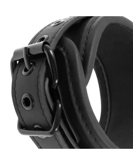 FETISH SUBMISSIVE - Offene Beine Position mit Neopren-Handschellen